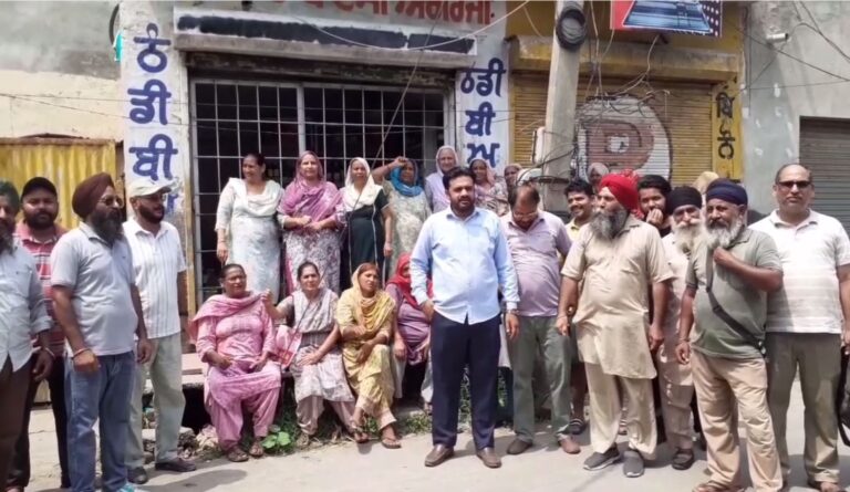 ਫਰੀਦਕੋਟ ਦੀ ਡੋਗਰ ਬਸਤੀ ’ਚ ਠੇਕੇ ਦਾ ਵਿਰੋਧ/ ਮੁਹੱਲਾ ਵਾਸੀਆਂ ਨੇ ਜਿੰਦਰਾ ਲਾ ਕੇ ਬੰਦ ਕੀਤਾ ਠੇਕਾ/ ਐਕਸਾਈਜ਼ ਵਿਭਾਗ ਨੇ ਜਾਂਚ ਦਾ ਦਿੱਤਾ ਭਰੋਸਾ
