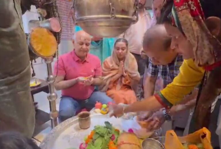 ਮੋਗਾ ਦੇ ਪਾਠਸ਼ਾਲਾ ਮੰਦਰ ’ਚ ਨਤਮਸਤਕ ਹੋਏ ਮਨੀਸ਼ ਸਿਸੋਦੀਆ/ ਸ਼ਿਵਲਿੰਗ ’ਤੇ ਚੜ੍ਹਾਇਆ ਜਲ, ਕੀਤੀ ਪੂਜਾ ਅਰਚਨਾ/ ਵਿਧਾਇਕਾ ਡਾ. ਅਮਨਦੀਪ ਕੌਰ ਅਰੌੜਾ ਵੀ ਰਹੇ ਮੌਜੂਦ