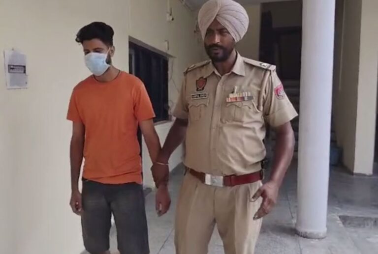 ਗੁਰਦਾਸਪੁਰ ਪੁਲਿਸ ਵੱਲੋਂ ਸ਼ਰਾਬ ਤਸਕਰੀ ਦਾ ਪਰਦਾਫਾਸ਼/ ਡੇਅਰੀ ਦੀ ਆੜ ਹੇਠ ਕੀਤੀ ਜਾ ਰਿਹਾ ਸੀ ਸ਼ਰਾਬ ਦਾ ਧੰਦਾ/ ਪੁਲਿਸ ਨੇ 6 ਪੇਟੀਆਂ ਸ਼ਰਾਬ ਸਮੇਤ ਕੀਤਾ ਗ੍ਰਿਫਤਾਰ