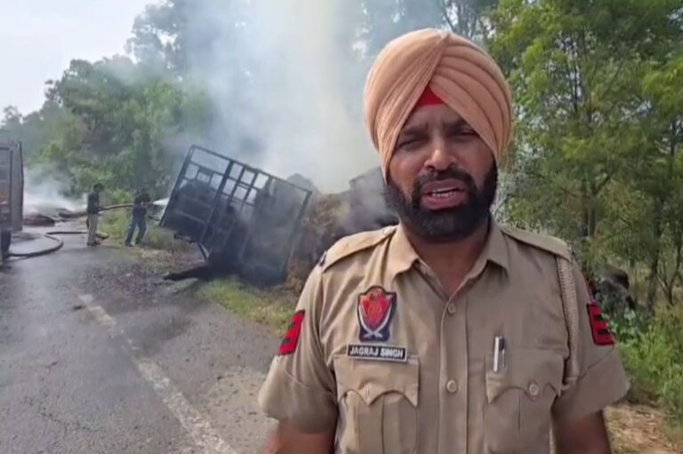ਮੋਗਾ ’ਚ ਪਰਾਲੀ ਨਾਲ ਭਰੀ ਟਰਾਲੀ ਨੂੰ ਭਿਆਨਕ ਅੱਗ/ ਡਰਾਈਵਰ ਦੀ ਸਮਝਦਾਰੀ ਨਾਲ ਟਲਿਆ ਵੱਡਾ ਹਾਦਸਾ/ 4 ਫਾਇਰ ਬ੍ਰਿਗੇਡ ਗੱਡੀਆਂ ਨੇ ਪਾਇਆ ਕਾਬੂ