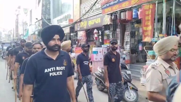 ਸੰਗਰੂਰ ਪੁਲਿਸ ਵੱਲੋਂ ਸ਼ਹਿਰ ’ਚ ਫਲੈਗ ਮਾਰਚ/ ਆਜ਼ਾਦੀ ਦਿਹਾੜੇ ਦੇ ਮੱਦੇਨਜ਼ਰ ਵਧਾਈ ਚੌਕਸੀ/ ਸ਼ਰਾਰਤੀਆਂ ਸਖਤ ਕਾਰਵਾਈ ਦੀ ਦਿੱਤੀ ਚਿਤਾਵਨੀ