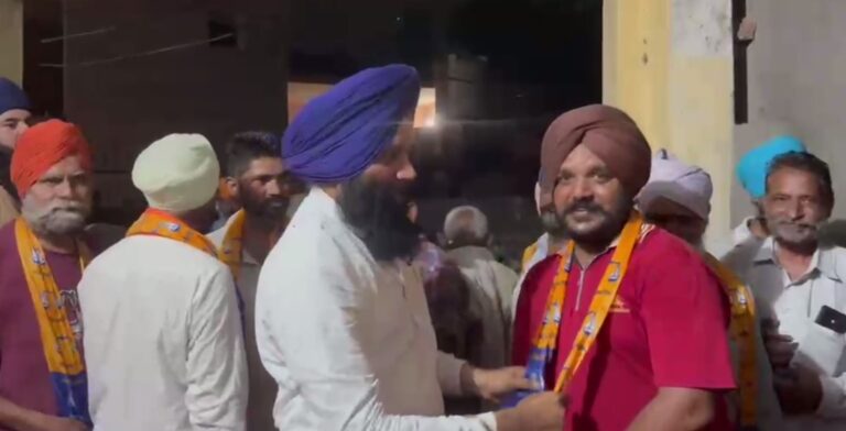 ਫਤਹਿਗੜ੍ਹ ’ਚ ਅਕਾਲੀ ਦਲ ਨੂੰ ਹੁਲਾਰਾ/ 18 ਪਰਿਵਾਰ ਆਪ ਛੱਡ ਕੇ ਪਾਰਟੀ ’ਚ ਸ਼ਾਮਲ/ ਅਕਾਲੀ ਦਲ ਦੀਆਂ ਨੀਤੀਆਂ ਤੋਂ ਪ੍ਰਭਾਵਿਤ ਹੋਣ ਦਾ ਦਾਅਵਾ