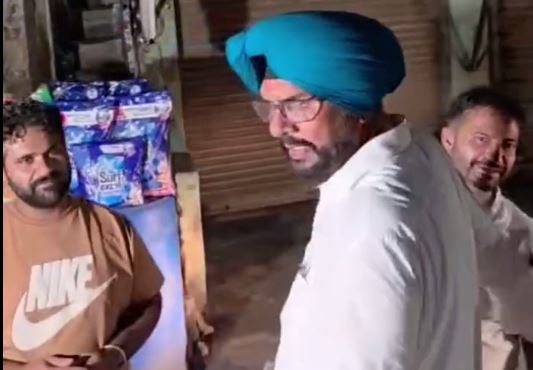 ਅਜਨਾਲਾ ਦੇ ਬਾਜ਼ਾਰਾਂ ਦਾ ਵਿਧਾਇਕ ਧਾਲੀਵਾਲ ਵੱਲੋਂ ਦੌਰਾ/ ਦੇਰ ਰਾਤ ਪੁਲਿਸ ਪ੍ਰਸ਼ਾਸਨ ਨੂੰ ਨਾਲ ਲੈ ਕੇ ਪਹੁੰਚੇ ਵਿਧਾਇਕ/ ਦੁਕਾਨਦਾਰਾਂ ਨੂੰ ਦਿੱਤਾ ਹਰ ਤਰ੍ਹਾਂ ਦੀ ਸੁਰੱਖਿਆ ਦਾ ਭਰੋਸਾ