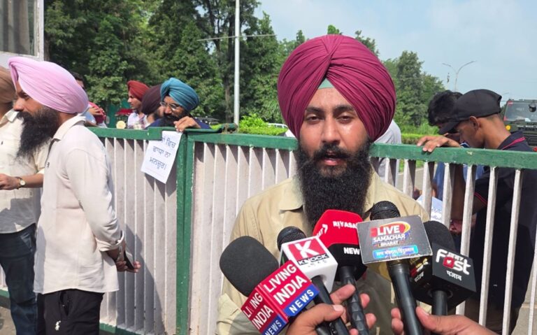 ਪਟਿਆਲਾ ਯੂਨੀਵਰਸਿਟੀ ਅੱਗੇ ਵਿਦਿਆਰਥੀਆਂ ਦਾ ਪ੍ਰਦਰਸ਼ਨ/ ਫੀਸ ਵਾਧੇ ਨੂੰ ਲੈ ਕੇ ਪ੍ਰਸ਼ਾਸਨ ਖਿਲਾਫ ਕੀਤੀ ਨਾਅਰੇਬਾਜ਼ੀ/ ਫੀਸਾ ’ਚ ਕੀਤਾ ਵਾਧਾ ਵਾਪਸ ਲੈਣ ਦੀ ਮੰਗ