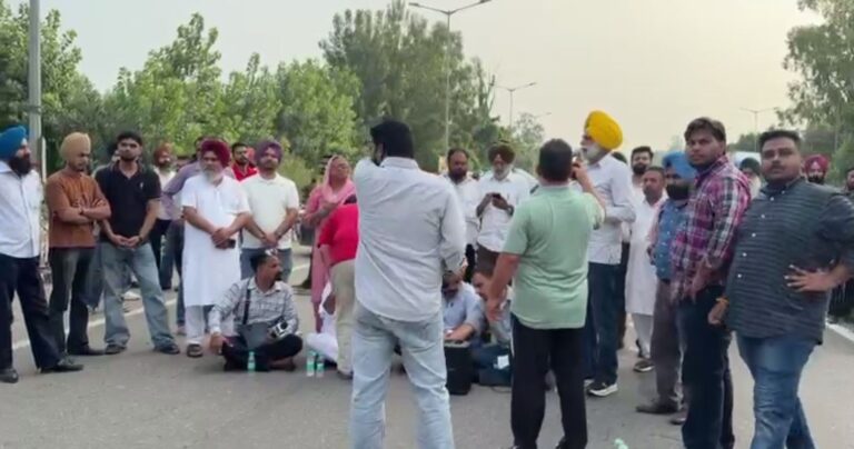 ਪਟਿਆਲਾ ’ਚ ਟੁੱਟੀ ਸੜਕ ਨੂੰ ਲੈ ਕੇ ਨੈਸ਼ਨਲ ਹਾਈਵੇ ਜਾਮ/ ਸੜਕ ਦੀ ਮੁਰੰਮਤ ਦੀ ਮੰਗ ਨੂੰ ਲੈ ਕੇ ਕੀਤੀ ਨਾਅਰੇਬਾਜ਼ੀ/ ਸੜਕ ਦੀ ਹਾਲਤ ਸੁਧਾਰਨ ਦੀ ਕੀਤੀ ਮੰਗ