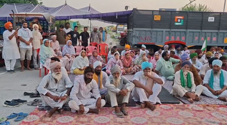 ਫਰੀਦਕੋਟ ਪੁਲਿਸ ਖਿਲਾਫ਼ ਪਰਿਵਾਰ ਦਾ ਪ੍ਰਦਰਸ਼ਨ/ ਸੜਕ ਹਾਦਸਾ ਮਾਮਲੇ ’ਚ ਢਿੱਲੀ ਕਾਰਵਾਈ ਦੇ ਇਲਜ਼ਾਮ/ ਲੋਕਾਂ ਦੀ ਮਦਦ ਨਾਲ ਰੋਡ ਜਾਮ ਕਰ ਕੇ ਮੰਗਿਆ ਇਨਸਾਫ਼