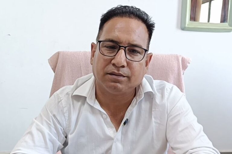 ਮੋਗਾ ਦੇ ਤਹਿਸੀਲਦਾਰ ਦਫਤਰ ਅੰਦਰ ਵੱਡਾ ਹੰਗਾਮਾ/ ਨੌਜਵਾਨ ’ਤੇ ਲੱਗੇ ਹੱਥੋਪਾਈ ਦੇ ਇਲਜ਼ਾਮ/ ਪੁਲਿਸ ਨੇ ਤਹਿਸੀਲਦਾਰ ਦੇ ਬਿਆਨਾਂ ’ਤੇ ਜਾਂਚ ਕੀਤੀ ਸ਼ੁਰੂ