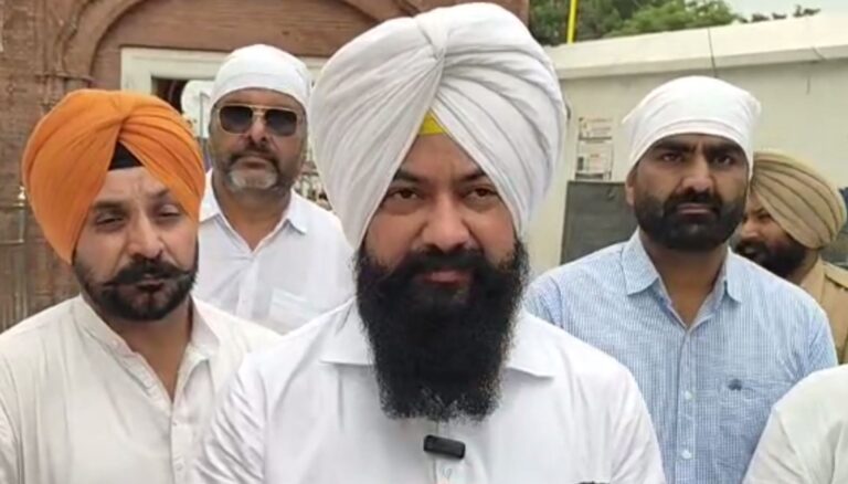 ਸ੍ਰੀ ਦਰਬਾਰ ਸਾਹਿਬ ਵਿਖੇ ਨਤਮਸਤਕ ਹੋਏ ਚੇਅਰਮੈਨ ਗੜ੍ਹੀ/ ਮੱਥਾ ਟੇਕਣ ਕੇ ਕੀਤੀ ਸਰਬੱਤ ਦੇ ਭਲੇ ਦੀ ਅਰਦਾਸ/ ਗੁਰੂ ਘਰ ਦੀ ਪਵਿੱਤਰ ਪਰਿਕਰਮਾ ਦੇ ਕੀਤੇ ਦਰਸ਼ਨ