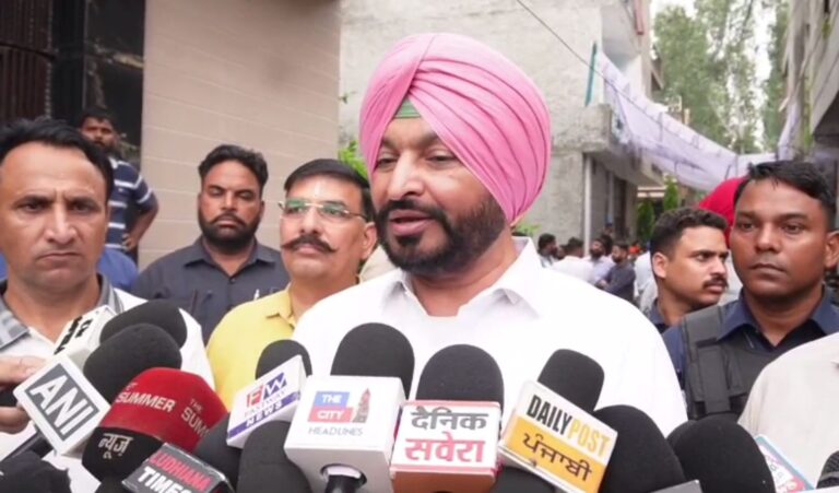 ਲੁਧਿਆਣਾ ’ਚ ਪੀੜਤ ਪਰਿਵਾਰ ਨੂੰ ਮਿਲੇ ਰਵਨੀਤ ਬਿੱਟੂ/ ਕਤਲ ਕੀਤੇ ਨੌਜਵਾਨ ਦੇ ਪਰਿਵਾਰ ਨਾਲ ਸਾਂਝਾ ਕੀਤਾ ਦੁੱਖ/ ਪਰਿਵਾਰ ਨੂੰ ਇਨਸਾਫ ’ਚ ਪੂਰਨ ਸਹਿਯੋਗ ਦੇ ਦਿੱਤਾ ਭਰੋਸਾ