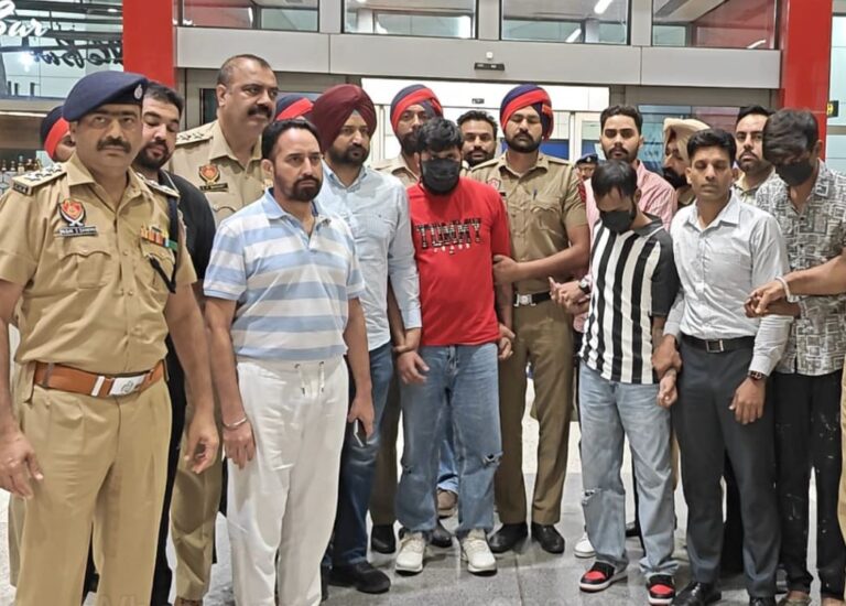 ਪੰਜਾਬ ਪੁਲਿਸ ਦਾ ਗੈਂਗਸਟਰਾਂ ਖਿਲਾਫ ਵੱਡਾ ਐਕਸ਼ਨ/ ਬੰਬੀਹਾ ਗੈਂਗ ਦੇ ਤਿੰਨ ਗੁਰਗੇ ਮਲੇਸ਼ੀਆ ਤੋਂ ਡਿਪੋਰਟ/ ਲੱਕੀ ਪਟਿਆਲ ਦੇ ਨੇੜਲੇ ਸਾਥੀ ਹਨ ਤਿੰਨੇ ਮੁਲਜ਼ਮ