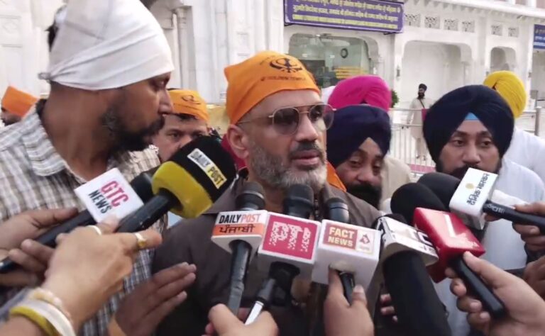 ਸ੍ਰੀ ਹਰਿਮੰਦਰ ਸਾਹਿਬ ਨਤਮਸਤਕ ਹੋਏ ਅਦਾਕਾਰ ਸੁਨੀਲ ਸ਼ੈੱਟੀ/ ਮੱਥਾ ਟੇਕ ਸਰਬੱਤ ਦੇ ਭਲੇ ਦੀ ਕੀਤੀ ਅਰਦਾਸ/ ਕਿਹਾ, ਇੱਥੇ ਆ ਕੇ ਵੱਖਰੀ ਹੀ ਊਰਜਾ ਮਿਲਦੀ ਹੈ