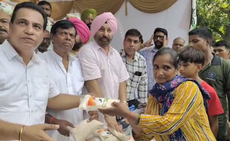 ਚੰਡੀਗੜ੍ਹ ਪ੍ਰਦੇਸ਼ ਕਾਂਗਰਸ ਕਮੇਟੀ ਦਾ ਅਨੋਖਾ ਪ੍ਰਦਰਸ਼ਨ/ ਮਹਿੰਗਾਈ ਦੇ ਵਿਰੋਧ ’ਚ ਲਾਇਆ ਖੰਡ ਦਾ ਲੰਗਰ/ ਮੁਫਤ ਖੰਡ ਵੰਡ ਕੇ ਕੇਂਦਰ ਖਿਲਾਫ ਕੀਤੀ ਨਾਅਰੇਬਾਜ਼ੀ