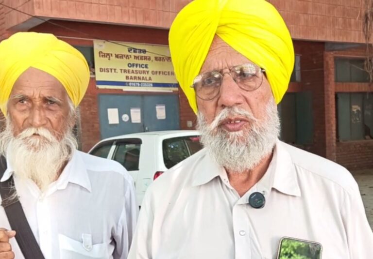 ਬਰਨਾਲਾ ਡੀਸੀ ਦਫਤਰ ਅੱਗੇ ਕਿਸਾਨਾਂ ਦਾ ਪੱਕਾ ਮੋਰਚਾ/ ਕਰਜ਼ਾ ਮੁਕਤੀ ਸਮੇਤ 13 ਮੰਗਾਂ ਨੂੰ ਮੰਨਣ ਦੀ ਮੰਗ/ ਕੇਂਦਰ ਸਰਕਾਰ ਖਿਲਾਫ ਜੰਮ ਕੇ ਨਾਅਰੇਬਾਜ਼ੀ