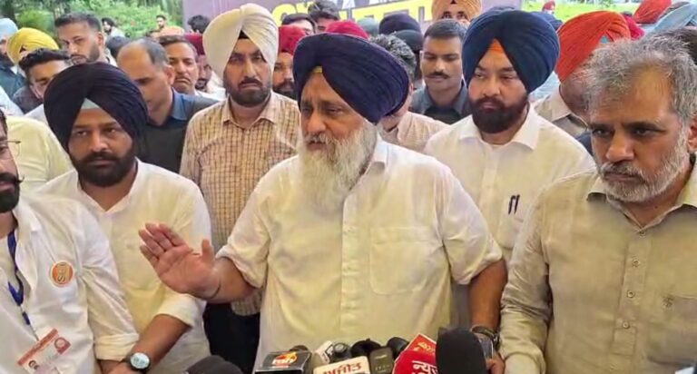 ਪਟਿਆਲਾ ਯੂਨੀਵਰਸਿਟੀ ਅੱਗੇ ਅਕਾਲੀ ਦਲ ਦਾ ਪ੍ਰਦਰਸ਼ਨ/ ਪਾਰਟੀ ਪ੍ਰਧਾਨ ਸੁਖਬੀਰ ਬਾਦਲ ਨੇ ਵੀ ਕੀਤੀ ਸ਼ਿਰਕਤ/ ਮੰਤਰੀ ਹਰਜੋਤ ਬੈਂਸ ਦੇ ਅਸਤੀਫੇ ਦੀ ਕੀਤੀ ਮੰਗ