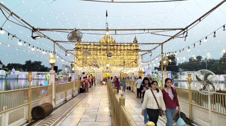 ਅੰਮ੍ਰਿਤਸਰ ਦੇ ਦੁਰਗਿਆਣਾ ਮੰਦਰ ਜਨਮ ਅਸ਼ਟਮੀ ਦੀ ਧੂਮ/  ਧੂਮਧਾਮ ਨਾਲ ਮਨਾਇਆ ਸ੍ਰੀ ਕ੍ਰਿਸ਼ਨ ਜਨਮ ਉਤਸਵ/ ਤੜਕੇ ਤੋਂ ਹੀ ਉਮੜੀ ਸ਼ਰਧਾਲੂਆਂ ਦੀ ਭੀੜ