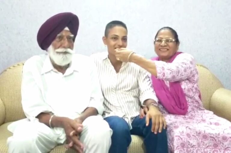 ਗੁਰਦਾਸਪੁਰ ਦੀ ਧੀ ਨੇ ਚਮਕਾਇਆ ਜ਼ਿਲ੍ਹੇ ਦਾ ਨਾਮ/ ਮਿਹਨਤ ਬਲਬੂਤੇ ਪੂਰਾ ਕੀਤਾ ਪਾਇਲਟ ਬਣਨ ਦਾ ਸੁਪਨਾ/ ਤਿੰਨ ਵਾਰ ਅਸਫਲ ਰਹਿਣ ਬਾਦ ਵੀ ਨਹੀਂ ਮੰਨੀ ਹਾਰ