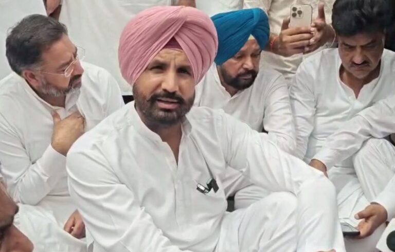 ਸੰਗਰੂਰ ’ਚ ਪੀੜਤ ਪਰਿਵਾਰ ਨੂੰ ਮਿਲੇ ਰਾਜਾ ਵੜਿੰਗ/ ਪੀੜਤ ਪਰਿਵਾਰ ਨਾਲ ਸਾਂਝਾ ਕੀਤਾ ਦੁੱਖ/ ਸਰਕਾਰ ’ਤੇ ਲਾਏ ਧੱਕੇਸ਼ਾਹੀ ਦੇ ਇਲਜ਼ਾਮ