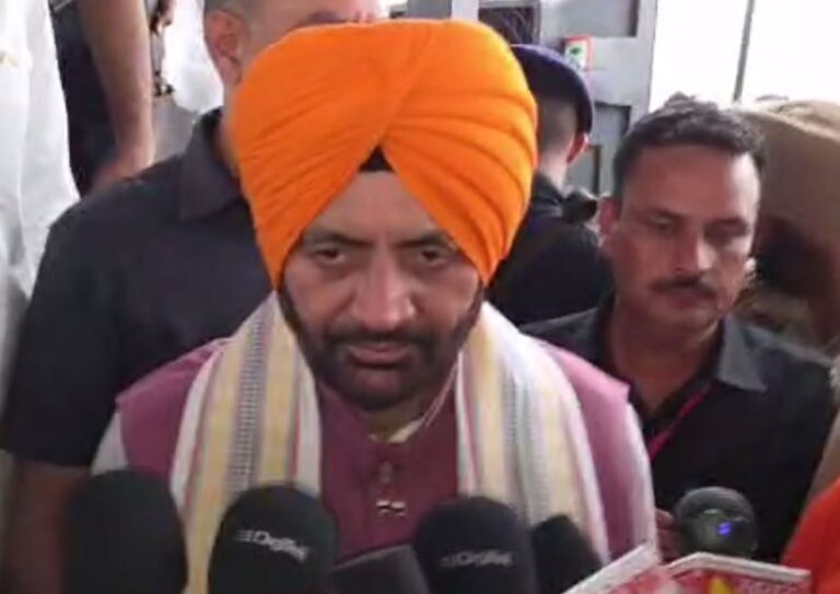 ਪਟਿਆਲਾ ਦੇ ਪਿੰਡ ਹਡਾਣਾ ਪਹੁੰਚੇ ਹਰਿਆਣਾ ਸੀਐਮ ਸੈਣੀ/ ਸ਼ਹੀਦ ਮਲਕੀਤ ਸਿੰਘ ਦੀ ਬਰਸੀ ਸਮਾਗਮ ’ਚ ਸ਼ਿਰਕਤ/ ਸਮਾਧੀ ’ਤੇ ਫੁੱਲ ਮਾਲਾਵਾਂ ਭੇਂਟ ਕਰ ਕੇ ਦਿੱਤੀ ਸ਼ਰਧਾਦਲੀ