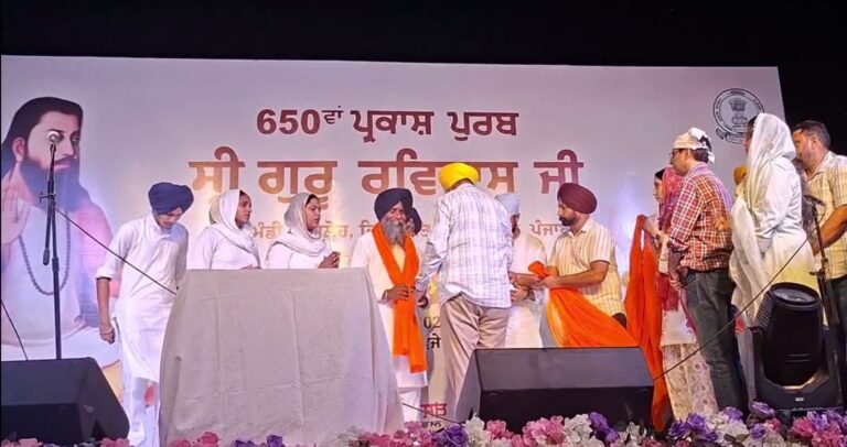 ਫਤਹਿਗੜ੍ਹ ਦੇ ਅਮਲੋਹ ਵਿਖੇ ਸ਼ਾਨਦਾਰ ਡਰੋਨ ਸ਼ੋਅ/ ਗੁਰੂ ਰਵੀਦਾਸ ਦੇ ਜੀਵਨ ਬਾਰੇ ਕਰਵਾਇਆ ਜਾਣੂ/ ਵੱਡੀ ਗਿਣਤੀ ਸੰਗਤ ਨੇ ਲਿਆ ਹਿੱਸਾ