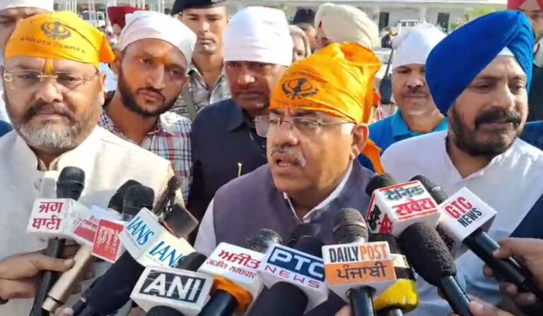 ਸ੍ਰੀ ਦਰਬਾਰ ਸਾਹਿਬ ਵਿਖੇ ਨਤਮਸਤਕ ਹੋਏ ਤਰੁੱਣ ਚੁੱਘ/ ਪ੍ਰਧਾਨ ਮੰਤਰੀ ਮੋਦੀ ਦੀ ਲੰਮੀ ਉਮਰ ਦੀ ਕੀਤੀ ਅਰਦਾਸ/ ਪ੍ਰਧਾਨ ਮੰਤਰੀ ਦੇ ਜਨਮ ਦਿਨ ਮੌਕੇ ਗੁਰੂ ਘਰ ਟੇਕਿਆ ਮੱਥਾ