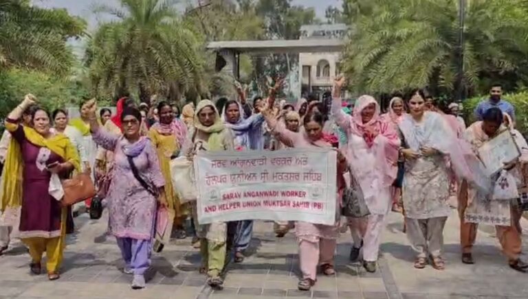 ਮਲੋਟ ’ਚ ਆਂਗਣਵਾੜੀ ਵਰਕਰਾਂ ਨੇ ਘੇਰੀ ਮੰਤਰੀ ਦੀ ਕੋਠੀ/ ਕੈਬਨਿਟ ਮੰਤਰੀ ਬਲਜੀਤ ਕੌਰ ਦੇ ਘਰ ਅੱਗੇ ਪ੍ਰਦਰਸ਼ਨ/ ਸਰਕਾਰ ਖਿਲਾਫ ਕੀਤੀ ਨਾਅਰੇਬਾਜ਼ੀ