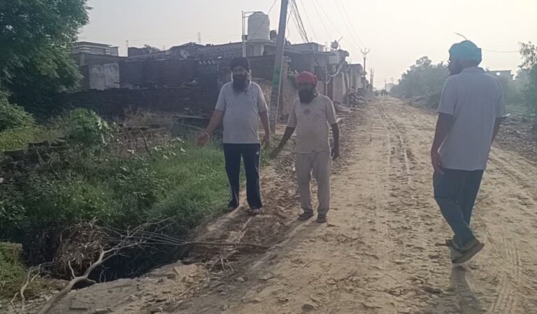 ਤਰਨ ਤਾਰਨ ਦੇ ਪਿੰਡ ਠੱਠਾ ’ਚ ਬਣ ਰਹੀ ਸੜਕ ਦਾ ਮਾਮਲਾ/ ਤਿੰਨ ਮਹੀਨੇ ਬਾਦ ਵੀ ਮੁਕੰਮਲ ਨਹੀਂ ਹੋਇਆ ਸੜਕ ਦਾ ਕੰਮ/ ਲਾਪ੍ਰਵਾਹੀ ਦੇ ਲੱਗੇ ਇਲਜ਼ਾਮ, ਕੰਮ ਛੇਤੀ ਮੁਕੰਮਲ ਕਰਨ ਦੀ ਮੰਗ