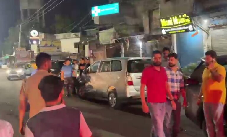 ਬਟਾਲਾ ਦੇ ਗਾਂਧੀ ਚੌਂਕ ’ਚ ਭਿਆਨਕ ਹਾਦਸਾ/ ਬਰੇਜਾ ਗੱਡੀ ਨੇ ਇਨੋਵਾ ਸਵਾਰਾਂ ਨੂੰ ਮਾਰੀ ਟੱਕਰ/ ਜਾਨੀ ਨੁਕਸਾਨ ਤੋਂ ਬਚਾਅ, ਪੁਲਿਸ ਕਰ ਰਹੀ ਜਾਂਚ