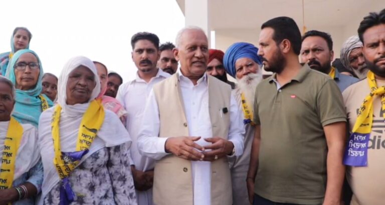ਸੰਗਰੂਰ ਦੇ ਪਿੰਡ ਰਾਮਪੁਰਾ ਜਵਾਹਰ ਵਾਲਾ ’ਚ ਸਿਆਸੀ ਹਲਚਲ/ 50 ਪਰਿਵਾਰ ਆਮ ਆਦਮੀ ਪਾਰਟੀ ’ਚ ਸ਼ਾਮਲ/ ਕੈਬਨਿਟ ਮੰਤਰੀ ਗੋਇਲ ਨੇ ਸਿਰੋਪਾ ਪਾ ਕੇ ਕੀਤਾ ਸਵਾਗਤ