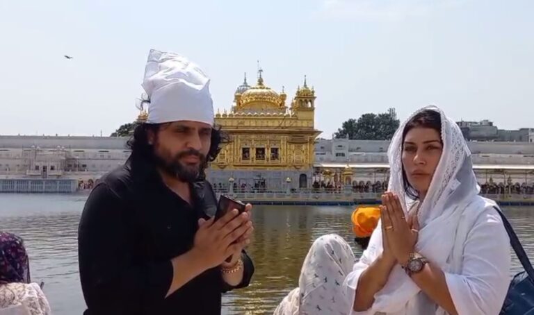 ਅੰਮ੍ਰਿਤਸਰ ਪਹੁੰਚੀ ਫਿਲਮ ਰਾਵੀ ਦੇ ਕੰਢੇ ਦੀ ਸਟਾਰ ਕਾਸਟ/ ਸੱਚਖੰਡ ਸ੍ਰੀ ਹਰਿਮੰਦਰ ਸਾਹਿਬ ਵਿਖੇ ਨਸਮਤਕ ਹੋਈ ਟੀਮ/ ਨਵੇਂ ਪ੍ਰੋਜੈਕਟ ਦੀ ਸਫਲਤਾ ਤੇ ਸਰਬੱਤ ਦੇ ਭਲੇ ਦੀ ਅਰਦਾਸ
