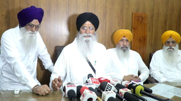ਸ੍ਰੀ ਦਰਬਾਰ ਸਾਹਿਬ ਪਰਿਕਰਮਾਂ ’ਚ ਬੇਅਦਬੀ ਦਾ ਮਾਮਲਾ/ ਐਸਜੀਪੀਸੀ ਪ੍ਰਧਾਨ ਧਾਮੀ ਵੱਲੋਂ ਘਟਨਾ ’ਤੇ ਦੁੱਖ ਪ੍ਰਗਟ/ ਐਸਜੀਪੀਸੀ ਮੁਲਾਜ਼ਮਾਂ ਦੀ ਮੁਸ਼ਤੈਦੀ ਦੀ ਕੀਤੀ ਸ਼ਲਾਘਾ