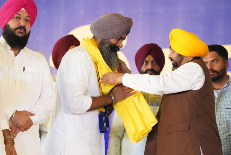 ਫਿਰੋਜ਼ਪੁਰ ’ਚ ਆਮ ਆਦਮੀ ਪਾਰਟੀ ਨੂੰ ਵੱਡਾ ਹੁਲਾਰਾ/ ਚਰਚਿਤ ਚਿਹਰੇ ਗੁਰਪ੍ਰੀਤ ਸੇਖੋਂ ਨੇ ਫੜਿਆ ਪਾਰਟੀ ਦਾ ਪੱਲਾ/ ਮੁੱਖ ਮੰਤਰੀ ਭਗਵੰਤ ਮਾਨ ਨੇ ਸਿਰਪਾਓ ਪਾ ਕੇ ਕੀਤਾ ਸਵਾਗਤ