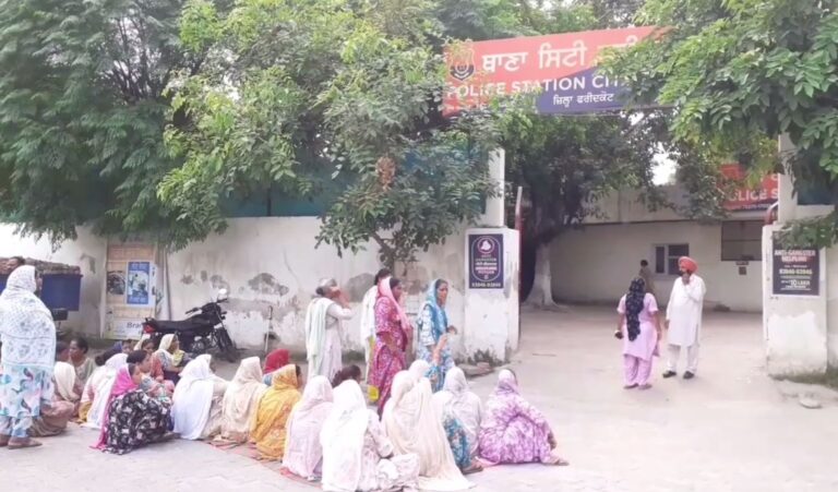 ਫਰੀਦਕੋਟ ਥਾਣਾ ਕੌਤਵਾਲੀ ਅੱਗੇ ਪਰਿਵਾਰ ਦਾ ਧਰਨਾ/ ਬੱਚੇ ਦੀ ਮੌਤ ਮਾਮਲੇ ’ਚ ਮੰਗਿਆ ਇਨਸਾਫ/ ਸੰਸਕਾਰ ਨਾ ਕਰਨ ’ਤੇ ਅੜਿਆ ਪਰਿਵਾਰ