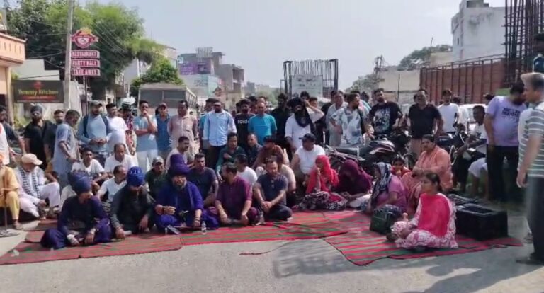 ਆਦਮਪੁਰ ’ਚ ਸੜਕ ਹਾਦਸੇ ਦੌਰਾਨ ਵਿਦਿਆਰਥੀ ਦੀ ਮੌਤ/ ਬੱਸ ਦੀ ਟੱਕਰ ਨਾਲ ਗਈ ਜਾਨ, ਪਰਿਵਾਰ ਨੇ ਲਾਇਆ ਜਾਮ/ ਡਰਾਈਵਰ ਮੌਕੇ ਤੋਂ ਫਰਾਰ, ਪੁਲਿਸ ਕਰ ਰਹੀ ਜਾਂਚ