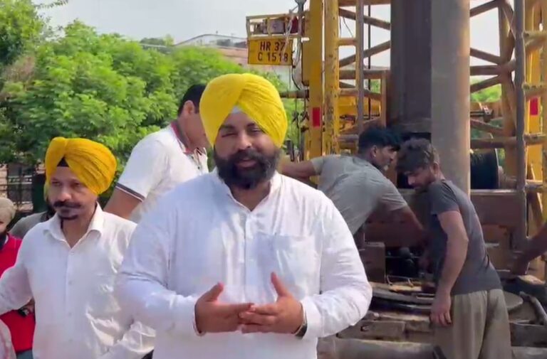 ਨੰਗਲ ਵਾਸੀਆਂ ਨੂੰ ਮੰਤਰੀ ਹਰਜੋਤ ਬੈਂਸ ਦਾ ਤੋਹਫਾ/ ਵਾਰਡ-5 ਵਾਸੀਆਂ ਦੀ ਪਾਣੀ ਸਮੱਸਿਆ ਦਾ ਪੱਕਾ ਹੱਲ/ ਮੌਕੇ ’ਤੇ ਪਹੁੰਚ ਬੋਰ ਤੇ ਸਫਾਈ ਦੇ ਕੰਮ ਦਾ ਲਿਆ ਜਾਇਜ਼ਾ