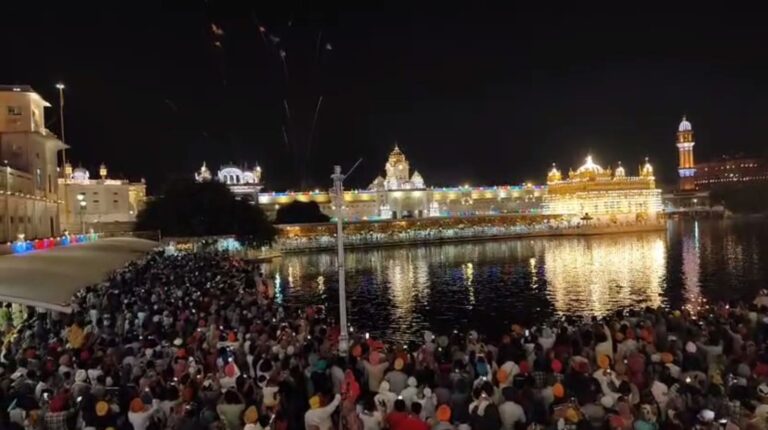 ਸ੍ਰੀ ਦਰਬਾਰ ਸਾਹਿਬ ਵਿਖੇ ਪ੍ਰਕਾਸ਼ ਪੁਰਬ ਮੌਕੇ ਅਲੌਕਿਕ ਆਤਿਸ਼ਬਾਜ਼ੀ/ ਫੁੱਲਾਂ ਨਾਲ ਹੋਈ ਸਜਾਵਟ, ਸੁੰਦਰ ਜਲੌ ਸਾਹਿਬ ਵੀ ਸਜਾਏ/ ਦੇਸ਼-ਵਿਦੇਸ਼ ਤੋਂ ਪਹੁੰਚੀ ਵੱਡੀ ਗਿਣਤੀ ਸੰਗਤ