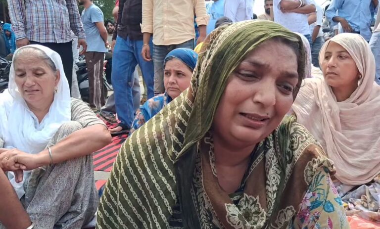 ਮੋਗਾ ’ਚ ਨੌਜਵਾਨ ਦੀ ਖੁਦਕੁਸ਼ੀ ਦਾ ਮਾਮਲਾ/ ਪਰਿਵਾਰ ਨੇ ਜਾਮ ਲਾ ਕੇ ਮੰਗਿਆ ਇਨਸਾਫ/ ਪੁਲਿਸ ਤੇ ਢਿੱਲੀ ਕਾਰਵਾਈ ਦੇ ਲੱਗੇ ਇਲਜ਼ਾਮ