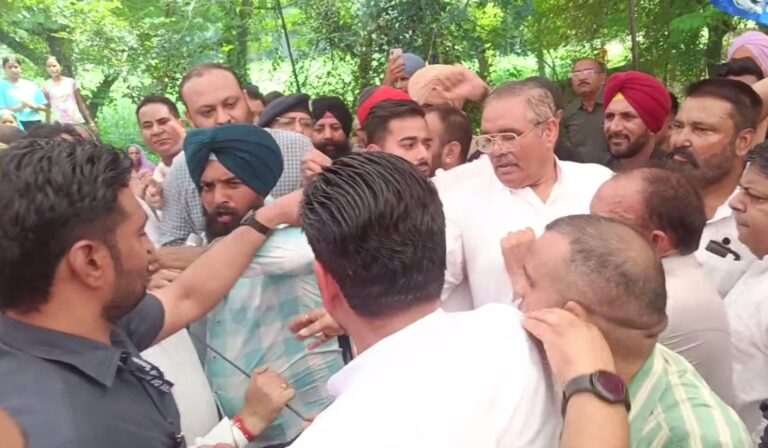 ਹੁਸ਼ਿਆਰਪੁਰ ’ਚ ਬੀਜੇਪੀ ਦੇ ਬਸਪਾ ਆਗੂ ਆਹਮੋ ਸਾਹਮਣੇ/ ਪਿੰਡ ਵਾਸੀਆਂ ਨੇ ਭਾਜਪਾ ਖਿਲਾਫ ਕੀਤੀ ਨਾਅਰੇਬਾਜ਼ੀ/ ਦੋਵਾਂ ਧਿਰਾਂ ਵਿਚਾਲੇ ਹੋਈ ਧੱਕਾ-ਮੁੱਕੀ