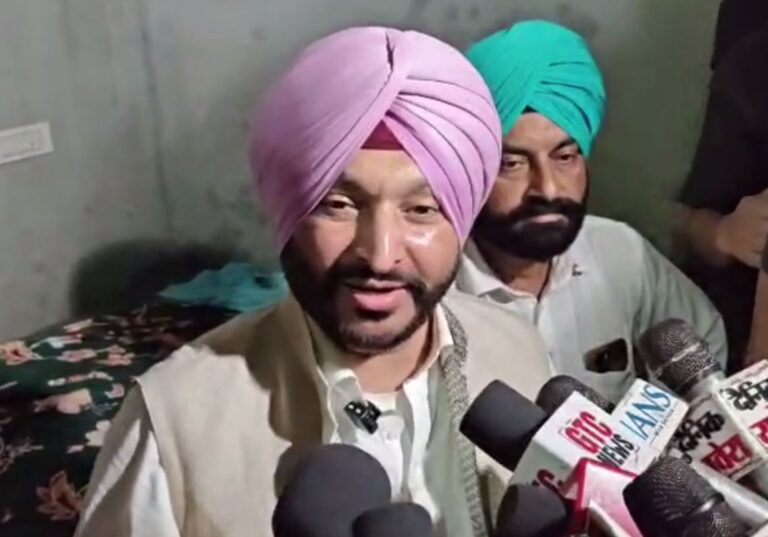 ਬਟਾਲਾ ’ਚ ਸਾਬਕਾ ਕੇਂਦਰੀ ਮੰਤਰੀ ਬਿੱਟੂ ’ਤੇ ਹਮਲਾ/ ਪਿੰਡ ਘਸੀਟਪੁਰ ਨੇੜੇ ਦੀ ਘਟਨਾ/ ਕਾਫਲੇ ’ਤੇ ਸੁੱਟੇ ਅੰਡੇ ਤੇ ਟਮਾਟਰ, ਪੁਲਿਸ ਕਰ ਰਹੀ ਕਾਰਵਾਈ