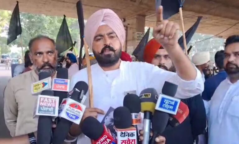 ਸਮਰਾਲਾ ’ਚ ਭਾਜਪਾ ਦੀ ਨਸ਼ਾ ਮੁਕਤ ਯਾਤਰਾ ਦਾ ਵਿਰੋਧ/ ਆਪ ਵਰਕਰਾਂ ਨੇ ਦਿਖਾਈਆਂ ਕਾਲੀਆਂ ਝੰਡੀਆਂ/ ਪਹਿਲਾਂ ਗੁਜਰਾਤ ਤੋਂ ਆਉਂਦੇ ਨਸ਼ੇ ਬੰਦ ਕਰਨ ਦੀ ਮੰਗ