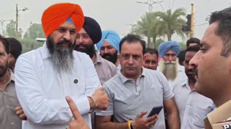 ਮੋਹਾਲੀ ਦੇ ਮੁੱਲਾਂਪੁਰ ’ਚ ਨੌਜਵਾਨ ਦਾ ਗੋਲੀਆਂ ਮਾਰ ਕੇ ਕਤਲ/ ਪਿੰਡ ਵਾਸੀਆਂ ਨੇ ਜਾਮ ਲਾ ਕੇ ਕੀਤਾ ਪ੍ਰਦਰਸ਼ਨ/ ਪੁਲਿਸ ਨੇ ਜਲਦ ਕਾਰਵਾਈ ਦੀ ਦਿੱਤਾ ਭਰੋਸਾ