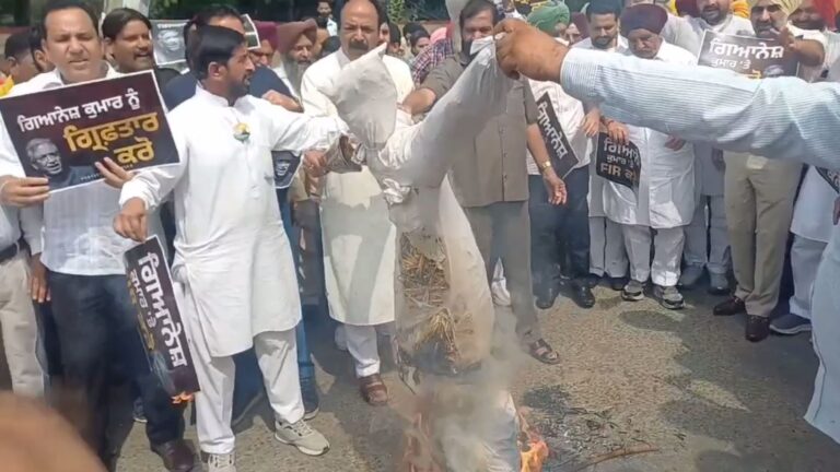 ਗੁਰਦਾਸਪੁਰ ਡੀਸੀ ਦਫਤਰ ਅੱਗੇ ਕਾਂਗਰਸ ਦਾ ਪ੍ਰਦਰਸ਼ਨ/ ਕੇਂਦਰ ਸਰਕਾਰ ਦਾ ਪੁਤਲਾ ਫੂਕ ਕੇ ਨਾਅਰੇਬਾਜ਼ੀ/ ਚੋਣ ਕਮਿਸ਼ਨਰ ਨੂੰ ਗ੍ਰਿਫਤਾਰ ਕਰਨ ਦੀ ਮੰਗੀ
