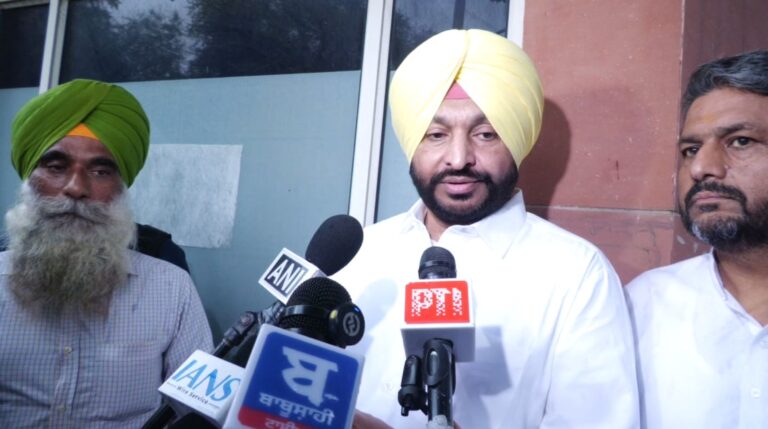 ਮੋਹਾਲੀ ਦੇ ਫੋਰਟਿਸ ਹਸਪਤਾਲ ਪਹੁੰਚੇ ਰਵਨੀਤ ਬਿੱਟੂ/ ਸਰਕਾਰ ਦੀ ਸਿਹਤ ਬੀਮਾ ਯੋਜਨਾ ਨੂੰ ਲੈ ਕੇ ਸਾਧੇ ਨਿਸ਼ਾਨੇ/ ਫੋਰਟਿਸ ਹਸਪਤਾਲ ’ਚ ਕਾਰਡ ਨਾ ਚੱਲਣ ਦਾ ਪਰਦਾਫਾਸ਼