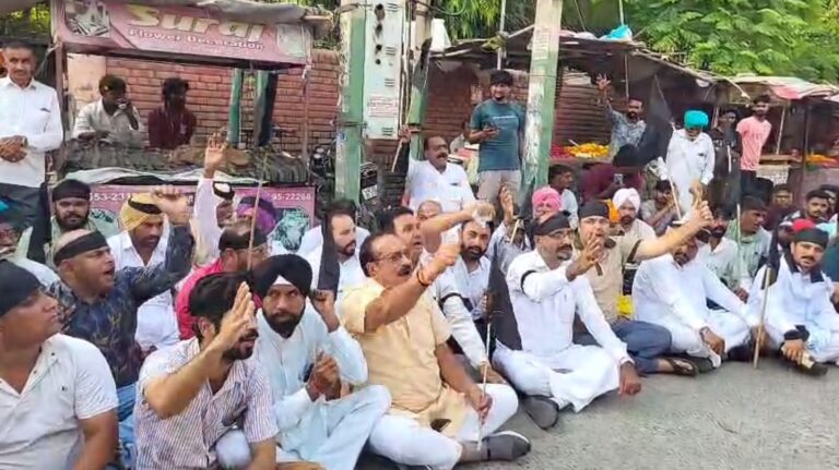 ਮਲੋਟ ’ਚ ਭਾਜਪਾ ਆਗੂਆਂ ਦਾ ਪ੍ਰਦਰਸ਼ਨ/ ਕਾਲੀਆਂ ਪੱਟੀਆਂ ਬੰਨ ਕੇ ਕੀਤੀ ਨਾਅਰੇਬਾਜ਼ੀ/ ਵਾਪਰੀਆਂ ਘਟਨਾਵਾਂ ਦੇ ਹਵਾਲੇ ਨਾਲ ਚੁੱਕੇ ਸਵਾਲ