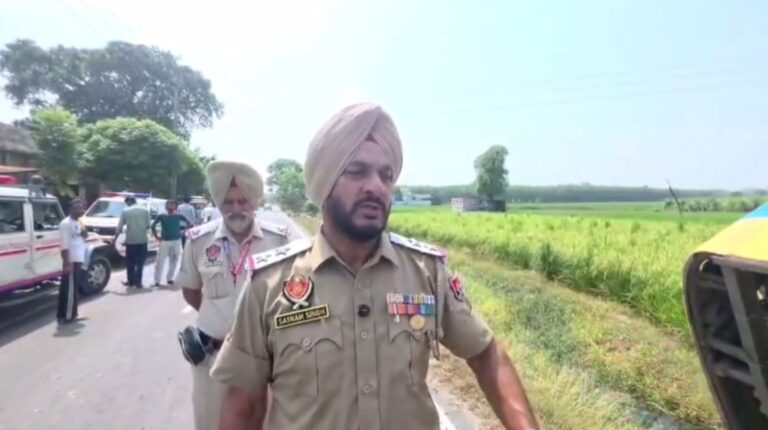 ਗੁਰਦਾਸਪੁਰ ’ਚ ਪਲਟੀ ਤੀਰਥ ਯੋਜਨਾ ਵਾਲੀ ਬੱਸ/ ਸ਼ਰਧਾਲੂ ਛੱਡ ਕੇ ਵਾਪਸ ਪਰਤਿਆ ਹਾਦਸਾ/ ਖਾਲੀ ਹੋਣ ਕਾਰਨ ਜਾਨੀ ਨੁਕਸਾਨ ਤੋਂ ਬਚਾਅ