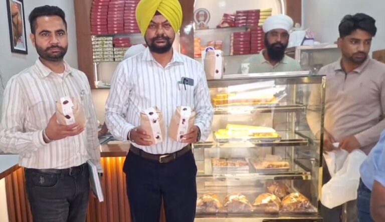 ਅਜਨਾਲਾ ’ਚ ਸਿਹਤ ਵਿਭਾਗ ਦੀ ਵੱਡੀ ਕਾਰਵਾਈ/ ਤਿੰਨ ਥਾਵਾਂ ਤੋਂ ਡੇਅਰੀ ਉਤਪਾਦਾਂ ਦੇ ਸੈਂਪਲ ਭਰੇ/ ਮਿਲਾਵਟਖੋਰੀ ਖ਼ਿਲਾਫ਼ ਕੱਸਿਆ ਸ਼ਿਕੰਜਾ