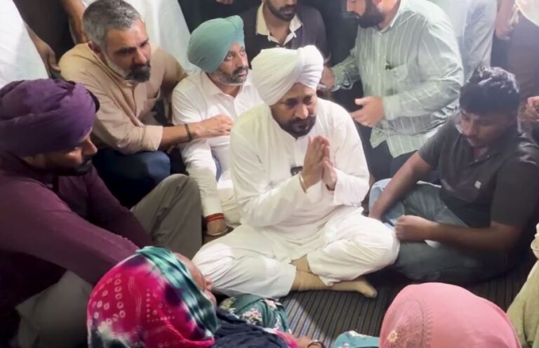 ਸੰਗਰੂਰ ਦੇ ਪਿੰਡ ਤੂਰ ਬਨਜਾਰਾ ਪਹੁੰਚੇ ਸਾਂਸਦ ਚੰਨੀ/ ਪੀੜਤ ਪਰਿਵਾਰ ਨੂੰ ਮਿਲ ਕੇ ਸਾਂਝਾ ਕੀਤਾ ਦੁੱਖ/ ਇਨਸਾਫ ’ਚ ਪੂਰਨ ਸਹਿਯੋਗ ਦਾ ਦਿੱਤਾ ਭਰੋਸਾ