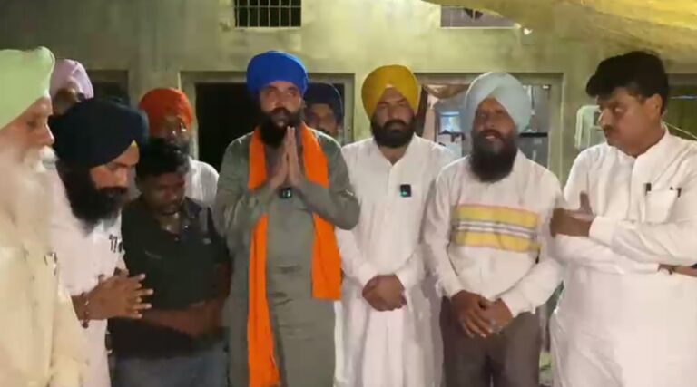 ਸੰਗਰੂਰ ਪਹੁੰਚੀ ਮੋਹਨਜੀਤ ਇਨਸਾਫ ਕਮੇਟੀ/ ਗੁਲਜਾਰ ਦੇ ਪਰਿਵਾਰ ਨਾਲ ਕੀਤੀ ਮੁਲਾਕਾਤ/ ਨਸ਼ਾ ਪੀੜਤ ਪੁੱਤਰ ਦੇ ਇਲਾਜ਼ ਦਾ ਦਿੱਤਾ ਭਰੋਸਾ
