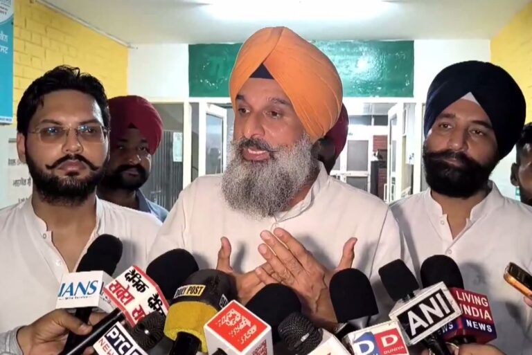 ਹਸਪਤਾਲ ’ਚ ਦਾਖਲ ਮੋਹਨਜੀਤ ਸ਼ੇਰੋ ਨੂੰ ਮਿਲੇ ਮਜੀਠੀਆ/ ਅਕਾਲੀ ਦਲ ਲੀਂਗਲ ਸੈੱਲ ਤਰਫੋਂ ਮਦਦ ਦਾ ਭਰੋਸਾ/ ਘਟਨਾਕ੍ਰਮ ਲਈ ਸਰਕਾਰ ਵੱਲ ਸਾਧੇ ਤਿੱਖੇ ਨਿਸ਼ਾਨੇ