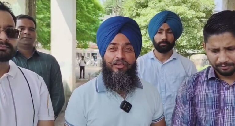 ਗੁਰਦਾਸਪੁਰ ’ਚ ਕਮਿਊਨਿਟੀ ਹੈਲਥ ਅਫ਼ਸਰਾਂ ਦਾ ਪ੍ਰਦਰਸ਼ਨ/ ਆਪਣੀਆਂ ਮੰਗਾਂ ਨੂੰ ਲੈ ਕੇ ਕੀਤੀ ਨਾਅਰੇਬਾਜ਼ੀ/ ਸਿਵਲ ਸਰਜਨ ਨੂੰ ਸੌਂਪਿਆ ਮੰਗ ਪੱਤਰ