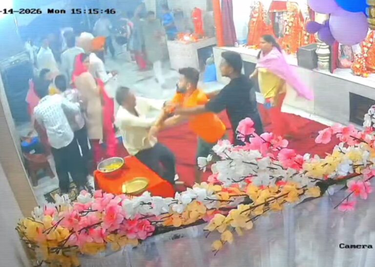 ਲੁਧਿਆਣਾ ਦੇ ਇੱਕ ਮੰਦਰ ਅੰਦਰ ਗੁੰਡਾਗਰਦੀ/ ਔਰਤ ਨੇ ਮੂਰਤੀ ‘ਤੇ ਸਿੰਦੂਰ ਲਗਾਣੋਂ ਰੋਕਣ ‘ਤੇ ਬੁਲਾਏ ਗੁੰਡੇ/ ਝੜਪ ’ਚ 2 ਜ਼ਖਮੀ, ਤ੍ਰਿਸ਼ੂਲ ਤੇ ਮੂਰਤੀ ਦੀ ਭੰਨਤੋੜ